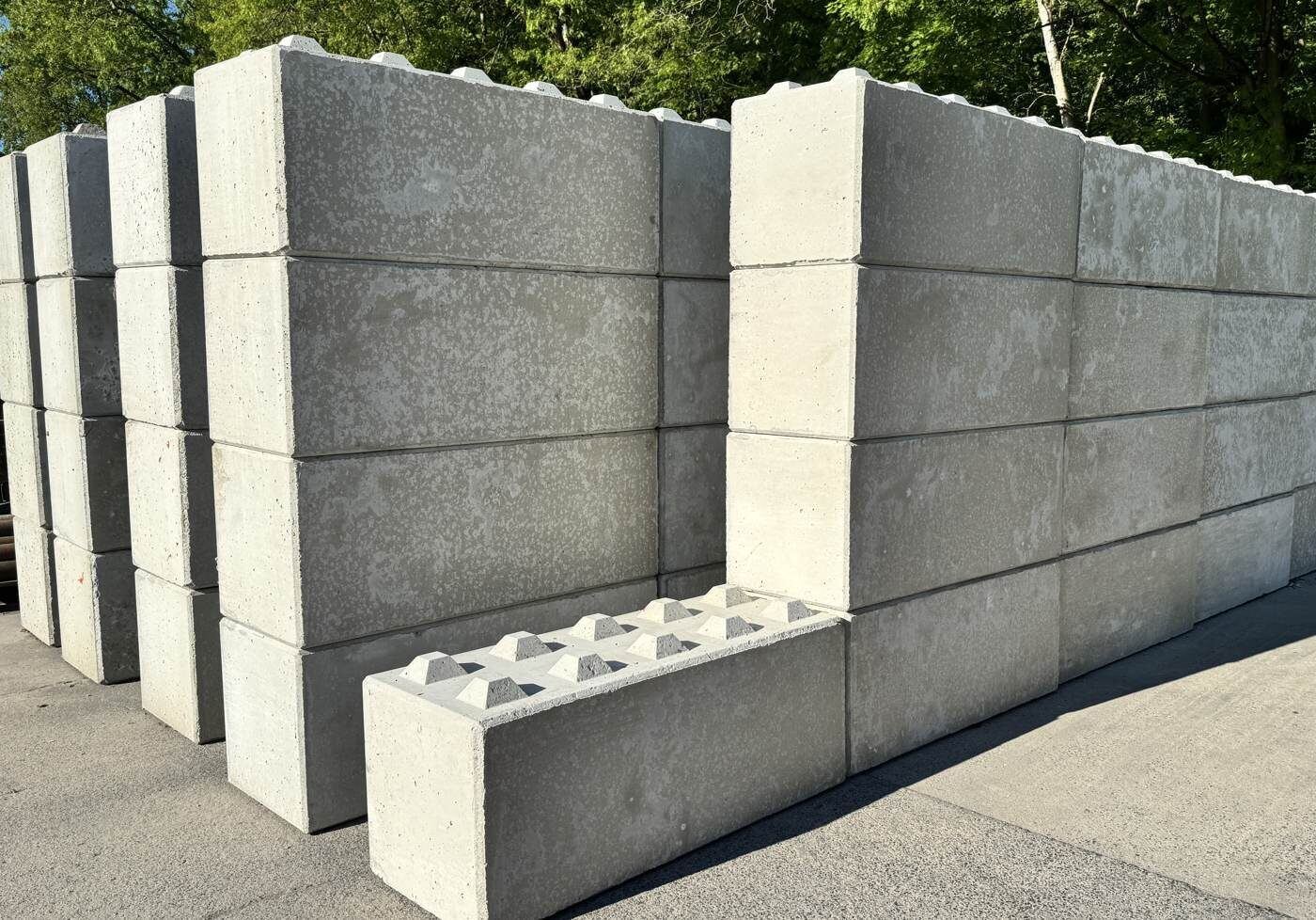Gestapelte Betonblocksteine für Lager- und Stützwände