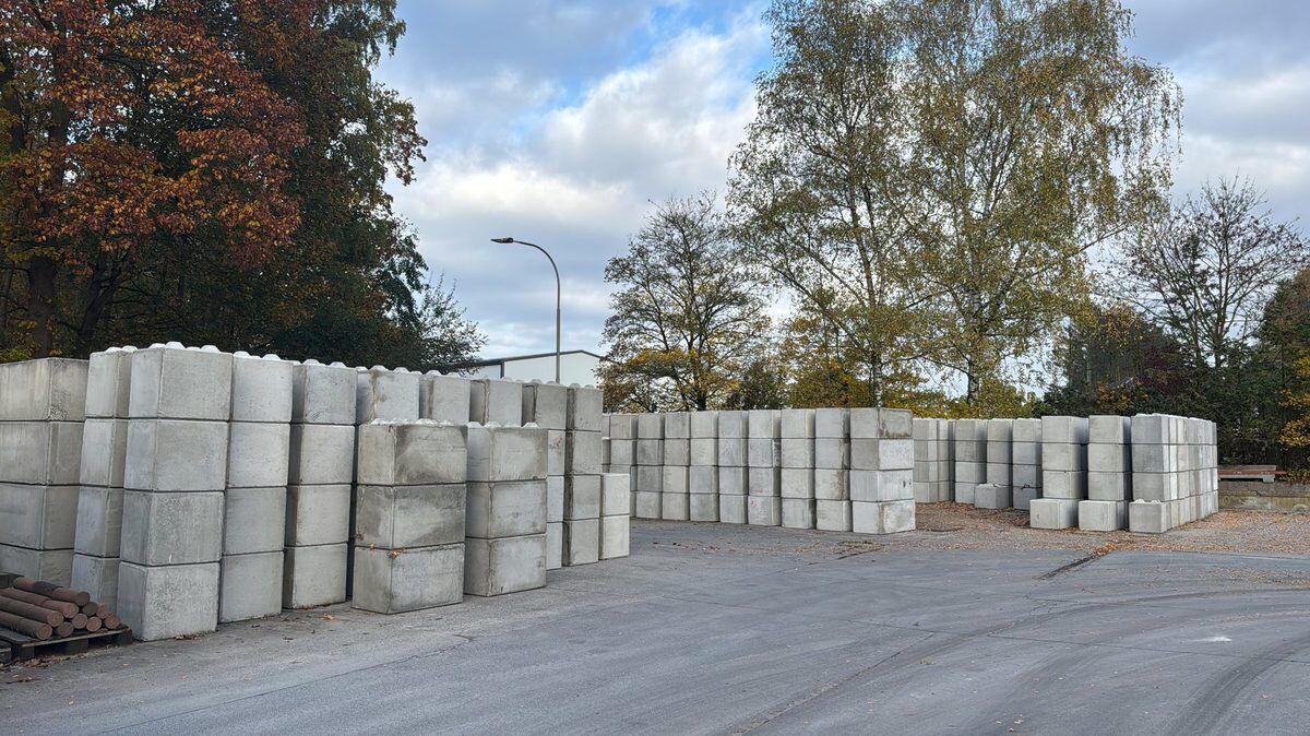 Lagerreihen von Betonblocksteinen auf dem Werksgelände