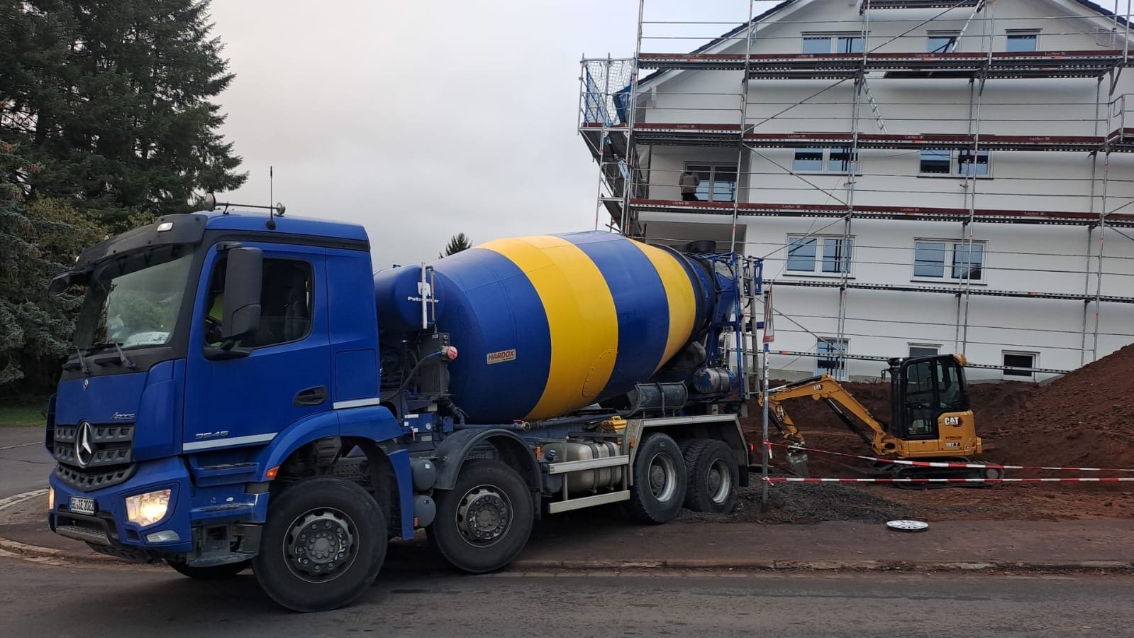 Fahrer der Seliger GmbH & Co KG bei der Betonlieferung