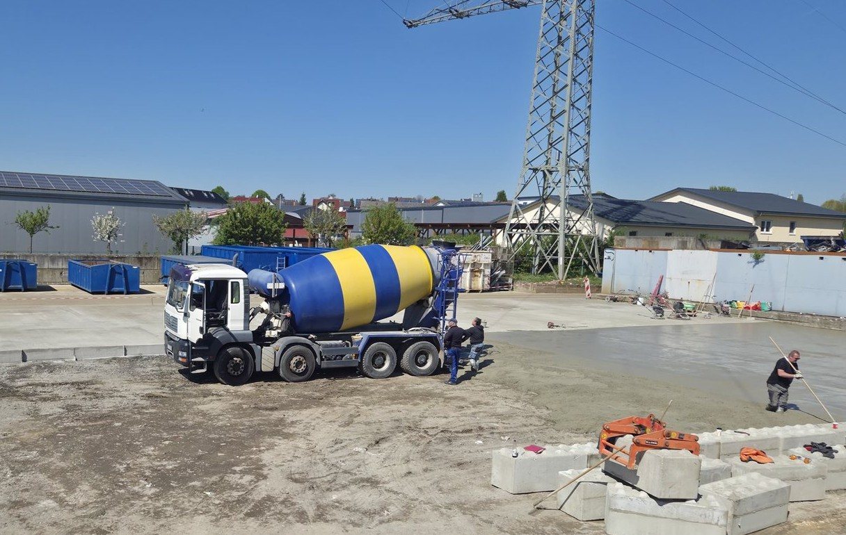 Betonmischfahrzeug der Seliger GmbH & Co KG bei der Lieferbeton-Anfahrt